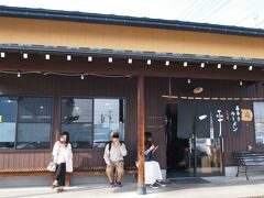 しだれ桜並木とはお別れして・・・飲食店がある大通りを通って戻ります。喜多方老麵会マップを見ながら・・・しばらく歩くと、わりとすぐに「一平」がありました。

行列ができていましたが、ラーメン店なので回転は速いだろう・・・と列に加わります。
