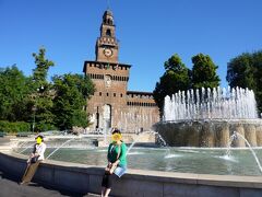 2日目朝、ミラノに到着後すぐに観光がスタート。

最初のスポット「スフォルツェスコ城」へ観光バスで向かいます。
スフォルツェスコ城の入口、フィレーテの塔とカステッロ広場の噴水。