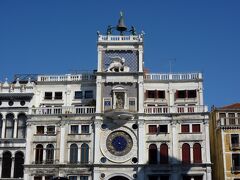 サン・マルコ寺院の先には「ムーア人の時計塔」
文字盤がラピスラズリでできた美しい天文時計です。
またまたライオン!!