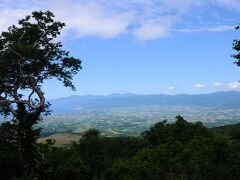 食後、神仙沼へ向かう前に、近くの展望台へ寄ってみる。そこからは、日本海と共和町、そして話題の泊原発が一望のもとであった。