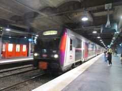 RER C線のミュゼ ドルセー駅からヴェルサイユ シャトー リヴ ゴーシュ駅を目指します。
リヴ ゴーシュ駅はゾーン4にありますので、カルネの切符は使えません。フランス国鉄（SNCF）は乗り越し精算ができません。間違った切符で検札に引っかかると罰金を取られます。
切符は自動販売機で買いますが、操作に慣れていないのと、後ろに行列ができ焦ったので、間違ってヴェルサイユ リヴ ドロワ行きの切符を買ったのを後で気づきました（駅の略称の最後がGかDかの違いだけです）。改札の外に戻ったら買った切符が無駄になります。どちらの駅もゾーン4ですで、肚を括ってそのまま乗ることにしました。
案ずるより生むが易し。結局、検札も出口での改札もありません。ほっと一息です。