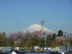 月曜日の夜、家を出発して足柄ＳＡで睡眠。

足柄ＳＡからの出発です。
富士山もきれいに見えて、桜も少し残ってます。
ここでこんなにきれいに富士山が見えたのは初めて。