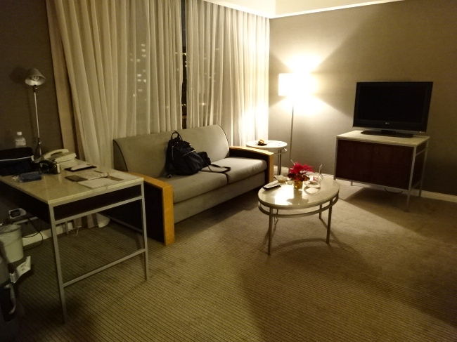 台湾到着１日目は、善導寺駅近くの「家美飯店」ウエルカムホテルへ宿泊です。こちらのホテルはスイートルームのみウォシュレット完備です。<br />窓の向こうは、善導寺駅方面になります、窓からの景色はあまり良くはありません。この部屋の廊下を挟んだ向い側の部屋は、希望広場などが見えるはずですので、開けています。<br />楽天トラベルにて予約。