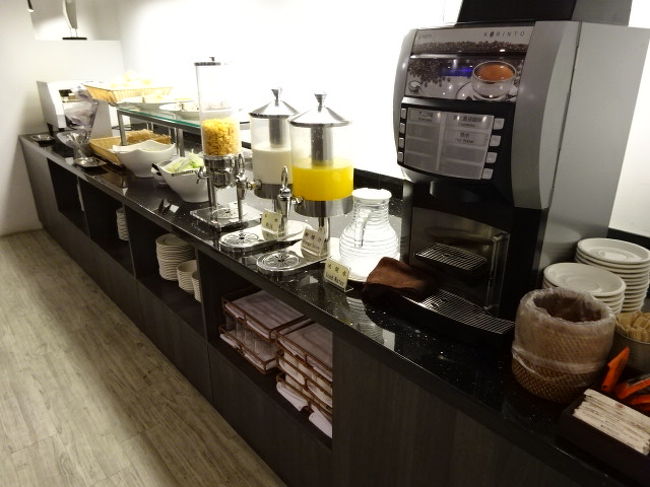 ジュースは２種類、ホットコーヒーはマシンで。