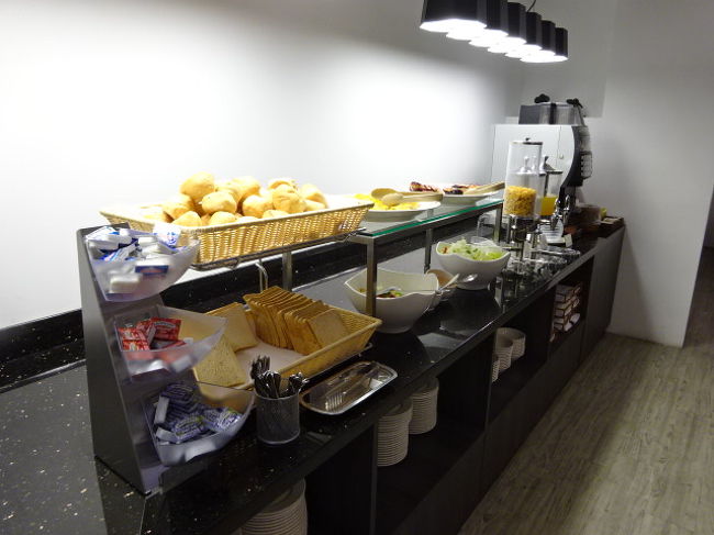 パンもあります。客室数のわりに品数は豊富ではありません。朝食として最低限のものが揃っています、これだけでも助かるって程度です。