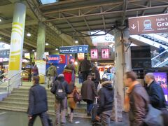モンパルナス・ビヤンヴニュ駅に到着、出口を出てエスカレーターを上がると Grandes Lignes（新幹線）の表示が見えます。