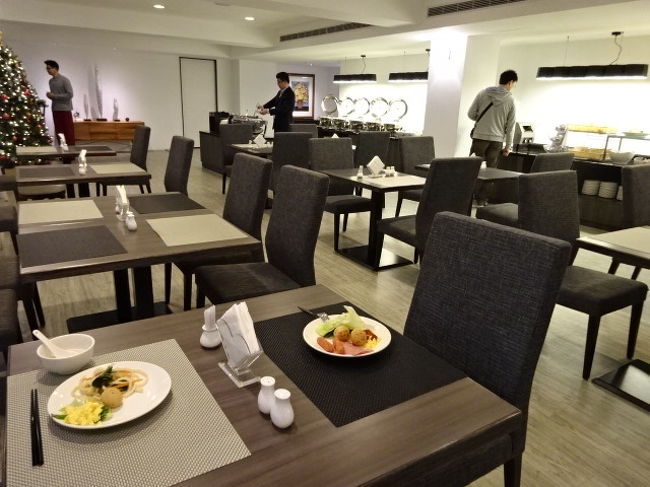 私たちが座ったところから朝食会場を見渡した感じです。ソファー席もありますが、お子様連れが優先的に案内されていました。