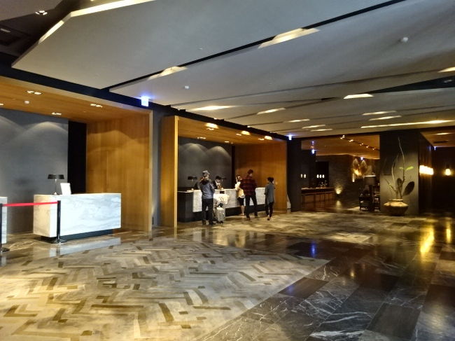 入口を入ると、こんなに広いエントランスが。右奥にソファーが並べられていて休憩できるスペースになってます。