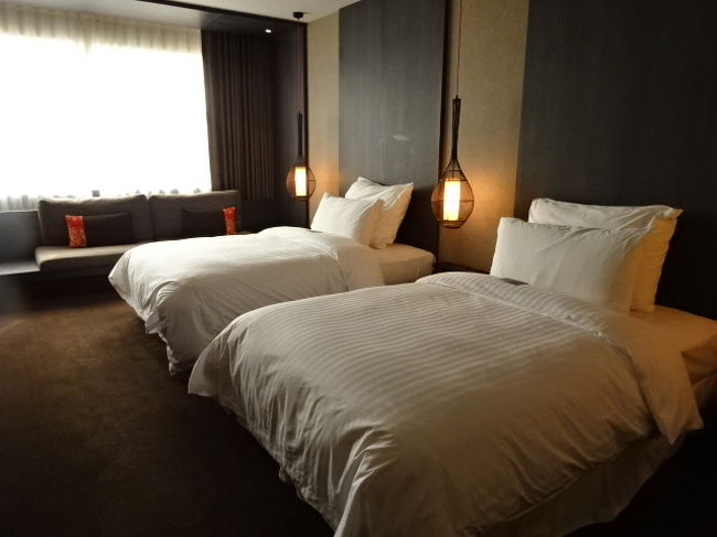 デラックスツインにしました。ベットの奥は長いソファーが。ここでも一人寝れそうなくらいです。