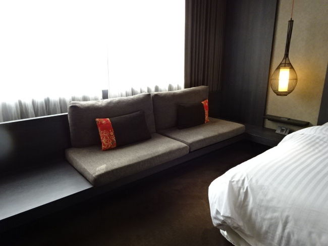 ベットの奥にあるソファーです。