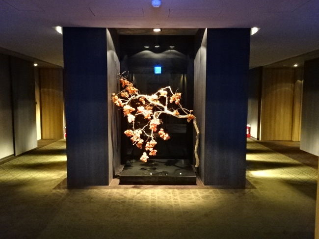 １５階の部屋を案内されました。客室では最上階になります。エレベータを降りると、素敵なオブジェがありました。<br />