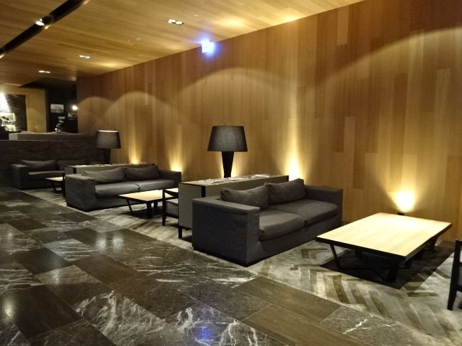 フロントの右奥にあるソファー。広々とした空間で、無料のコーヒーがいただけます。