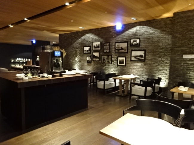 右側にある機械がコーヒーのマシンです。席数も多くゆったりしたつくり。
