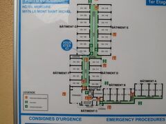 ホテルはバス停から徒歩3〜4分のところにあります。メルキュール・モン・サン・ミッシェルです。
日中韓の団体客と遭遇しないのが私のホテル選びの第一条件ですが、今回は急な予定変更でしたので、その余裕はありません。そもそも田舎の観光地で団体客を避けるのは難しいです。口コミ評価と利便性で選びました。
すぐチェックインできるというので、部屋に行ってみたらまだ準備中でした。
やむなく荷物をフロントに預け、さっそく観光に出かけます。