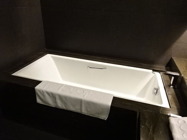 浅めのお風呂。シャワールームとバスタブが離れています。身体を洗ってから浸かりたい私には、この設計はうれしいかぎりです。