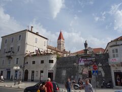 トロギールの街は、クロアチア本土とチオヴォ島の間にある小さな島に造られました。
クロアチア本土側からの橋を渡ると、旧市街の小さな門が見えてきます。