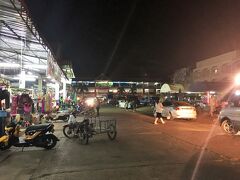 ブラブラ歩いて夜のタラートサオ(中央区市場)に到着。午後9時くらいでしたがまだまだ賑わいをみせていた。