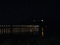 遠くに見える日本大橋。日本とラオスのフレンドシップにより築かれたとても大きくて立派な橋…その電灯が、まるで誘うように水面に浮かび上がるかのように光っている。

この光景と空気を味わいたくて、パクセ滞在中は毎晩のようにこのメコン川河畔を歩きました。
お供のBGMはSpangle Call Lilli Lineの"Super Star""Ice Track""nano"あたり、音の響きと静かさがピッタリハマる。