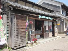 昔ながらの商店「ふるさと」、愛想の好いご夫婦が焼団子や駄菓子などを売ってました。
軒下には大塚食品のボンカレーの看板、なんと松山容子さんですよ！大村昆さんの前です！、皆さん知ってました？…。