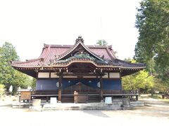 八大龍王を祀る龍泉寺。こちらも最上稲荷のお寺のひとつです。本殿の屋根瓦が釉薬を使っている綺麗な屋根でした。