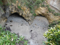 龍宮窟
波の浸食でできた洞窟。侵食がすすんで天井が落ちてぽっかり開いたのを上からみることができます
ハート型に見えることでパワースポットになってるらしい