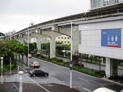 那覇空港から２駅目の 小禄駅
小雨（極微量）の中、線路沿いの道をとぼとぼ歩く

