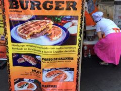 いつものように日曜日の午後、ホコ天のパウリスタ大通りをプラプラと歩くと変なものを発見...。ん？なんじゃ、こりゃぁぁ?？

ワッフル・バーガー！？

