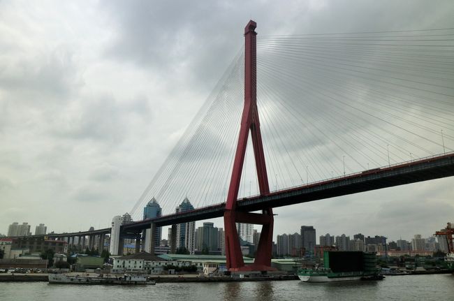 平成24年5月31日（木）上海　南浦大橋<br /><br />　1991年に竣工した黄浦江にかかる橋。長さ846m、幅約30mの大きな橋で、<br />南側は旧万博会場に面している。浦西側には地下鉄4号線「南浦大橋」駅が、<br />浦東側には南碼頭路輪渡駅（渡し船の発着場）があり、橋の下はバスターミナルに<br />なっている。エアポートバスで浦東空港から浦西の市街地まで行く場合、<br />大抵この橋を通過する。浦東側から渡ると右手に陸家嘴の高層ビル群やテレビ塔<br />「東方明珠」が見えるので、通過中夜景も楽しめる。
