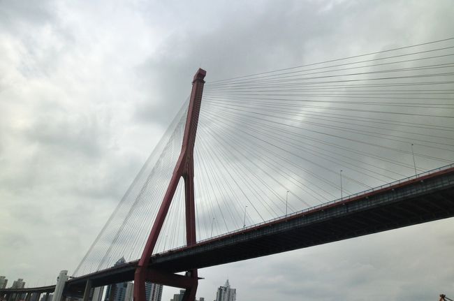 平成24年5月31日（木）上海　南浦大橋<br /><br />　総建設費は8.2億人民元で、浦東地区と上海市街を結ぶ大きな役割を果たしている。<br />現在は、上海のベイブリッジ的な存在で、上海市内の高速道路・内環線の一部に<br />なっており、1日当たりの通過車両は約5万台、橋の下は5万5000tクラスの最大級船が<br />通れるようになっている。<br />橋面の幅は30.35m、自動車道が6車線あり、エレベーターで橋上に出て観光もできる。 