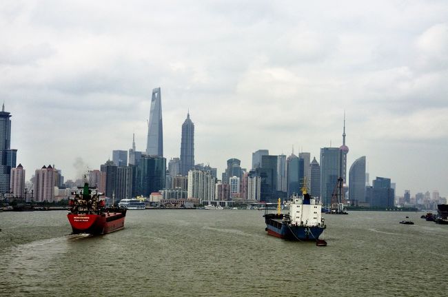 平成24年5月31日（木）新鑑真号から<br /><br />　黄浦江（こうほこう）は中華人民共和国の上海市内を流れる、長さ97kmの川である。<br />上海市街地の下流の呉淞口で長江に合流し、長江が東シナ海に入る前の最後の大きな<br />支流である。川幅は平均400mほどで深さは平均9m。年中凍ることはない。