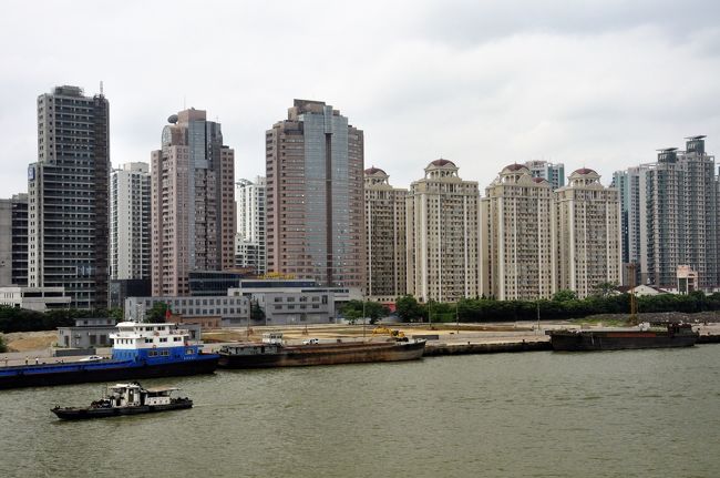 平成24年5月31日（木）新鑑真号からから浦東新区風景<br /><br />　上海の中心地であった外灘は黄浦江の西側に広がる。外灘の北端で蘇州河が黄浦江に合流している。<br />黄浦江の東側の浦東はかつて不便な農村であったが、改革開放以後、<br />浦東新区という超高層ビル街になり上海経済をリードしている。<br />　2010年に開催された上海国際博覧会（上海万博）会場も、この川の沿岸に建設<br />された。