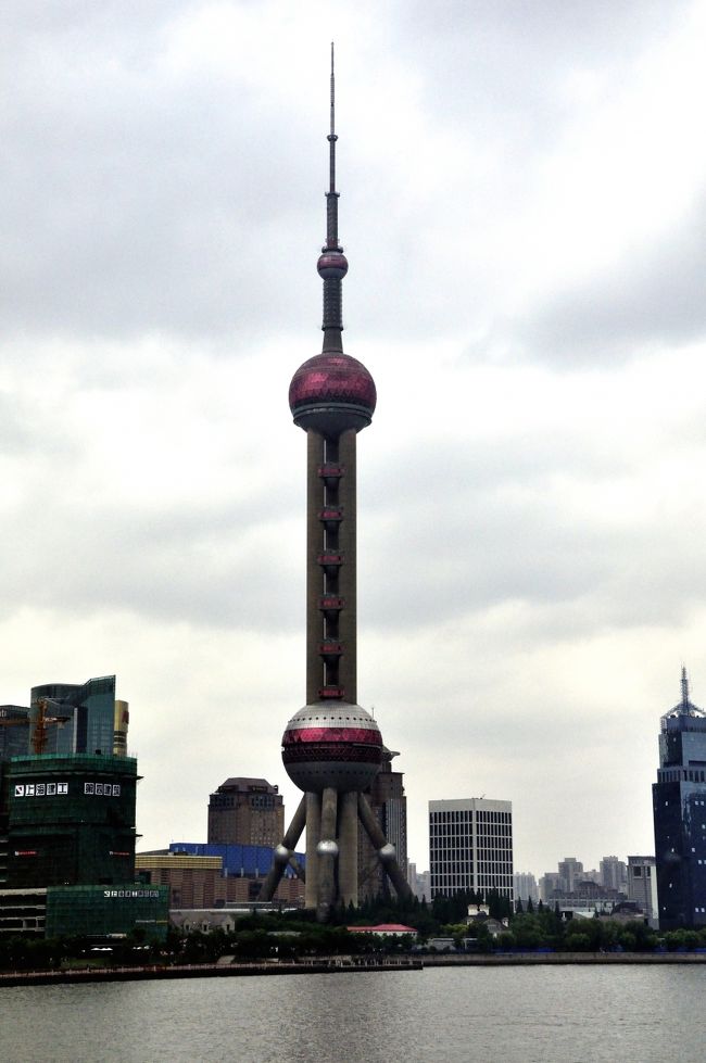 平成24年5月31日（木）新鑑真号から浦東新区風景　東方明珠塔（上海テレビタワー）<br /><br />　東方明珠電視塔は、上海市浦東新区陸家嘴金融貿易区に位置するテレビ塔で、<br />上海テレビ塔、オリエンタルパールタワー、上海タワーとも呼ばれる。<br />　高さ467.9mで、広州塔が完成するまではアジア第1位、世界ではカナダのトロントの<br />CNタワー(553.3m)、ロシアのオスタンキノ・タワーに次ぎ、第3位の高さを誇った。<br />展望台は3つ、350m（太空艙）、263m（上球体）、90m（下球体）の高さの所にある。<br />各展望台からは360度広がる上海の街を彼方まで眺められる。特に夜は、黄浦江を<br />行きかう船や外灘の夜景を一望できる。1990年着工、1994年11月完成。