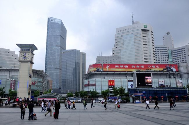 平成24年5月31日（木）上海駅前<br /><br />　乗船券を購入した後、ウエスト邦人ツアーセンターに行ってウルムチ行きの列車切符を受け取り街をぶらつきながら駅前に着いた。