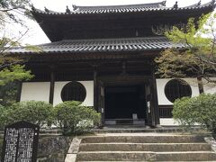 宝福寺は臨済宗東福寺派の中本山。創立年代は不明ですが、、日輪大阿閣梨を始祖とする天台宗の古刺であったものを、鎌倉時代の貞永元年(1232)に当時の住職であった鈍庵和尚がこの地に新しく伽藍を建立したと伝えられています。
雪舟が幼少期に修行をしたことで知られています。静かで美しい全集らしいお寺です。