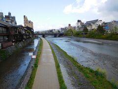 京都まで阪急電車で　四条河原町で地上に上がったら雨

仕方なく　コンビニで傘を買って鴨川を渡ると宮川町です