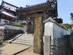 瑞雲禅寺

平戸を代表する観光スポット「寺院と教会の見える風景」の一部をなすお寺
境内のコルネリアの塔は、オランダ商館長と日本人妻との間に産まれた
娘コルネリアが、亡父の供養のために献灯を依頼したもの
コルネリアは、島原の乱の後の鎖国令強化によって、バタビア（ジャカルタ）
に追放され、終生帰国は適わなかったということです