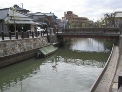 駅から線路沿いに歩くと、小野川が見えてきました。
利根川から流れが来ています。
