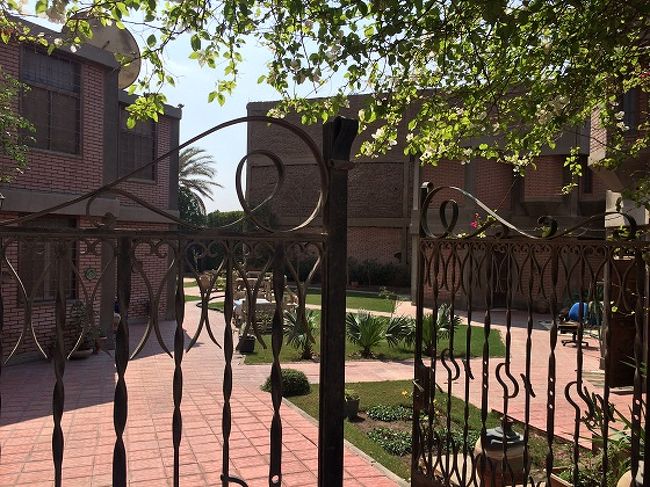 小さい案内板があるだけで、見た目もちょっと豪華な個人の邸宅のようだし、エジプト人にも全く知られていない、まさに隠れ家的存在。