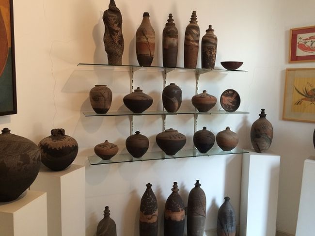中へ入ると名称の通り、陶器の壺やお皿がズラーっと展示されています。