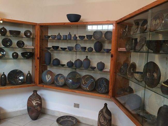 ダルウィーシュの作品はイスラーム芸術やエジプトのフォークロアを基礎としたオリジナルデザインで、陶器本体やペインティング用の素材も新たな材料を探し続け、実用の壺から、芸術品としての作品などを制作してきたそうです。