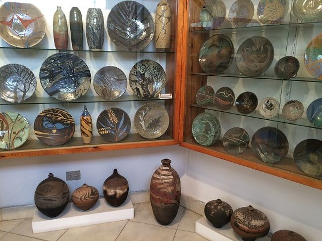 展示会などに招かれ世界各地を訪問し、特にクウェートやカタール、バハレーンなどでは制作に必要な砂や泥土などの発見、採集なども行ったそうです。