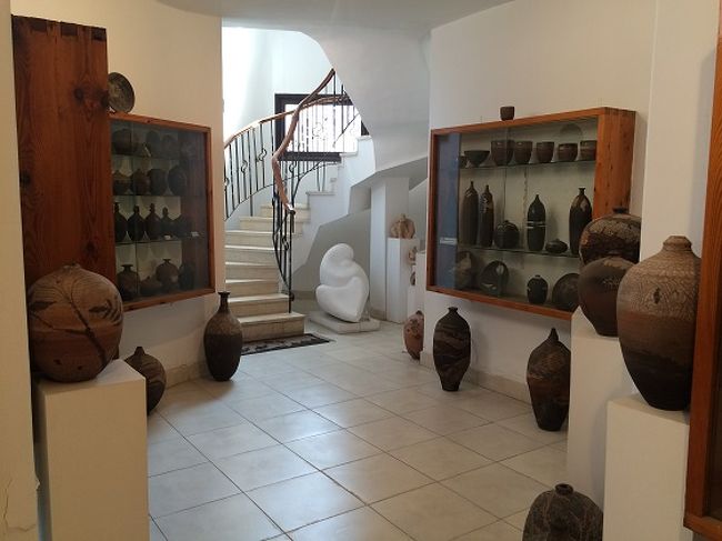 現在、エジプト芸術学院で陶芸を教えられている教授が博物館内を案内してくれますが、今回は時間がなく、ほとんどお話を伺うことができませんでした。<br /><br />私は陶芸に関しては何も知れませんが、制作される方や観るのがお好きな方にはとても興味深い博物館だと思います。