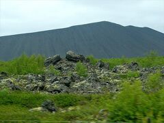 ミーヴァトン湖周辺は、火山活動に由来する見どころ多し。

ミーヴァトン湖東岸にある火山のクヴェルフィヤットル（462m）もその一つ。
≪高温の温泉の山≫という意味があるそうです。

848号線から見ただけだと分かりませんが、深さ140m、直径1000のクレーターを持つ火山で、その大きさは世界最大規模。
今見る姿は草木の一本も生えていない真っ黒な山なので、噴火したのは最近のことかも？と思ってしまうんですが、最後の噴火から既に2500年ほど経っているそうです。

このクヴェルフィヤットルは、トレッキング可能。
ミーヴァトン湖でお時間がある方は、お天気の様子を見つつ参加してみるのもいいと思います。 