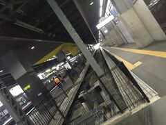 京都駅からこちらのホームに発着する
山陰線に乗って一駅「丹波口」に向かいます。