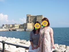 サンタルチア港に浮かぶ「卵城」
可愛らしい名前とはうらはらに要塞のような外観です。
ナポリでNo.1の人気スポットなので入場したかったんですが、ここから眺めるだけ。