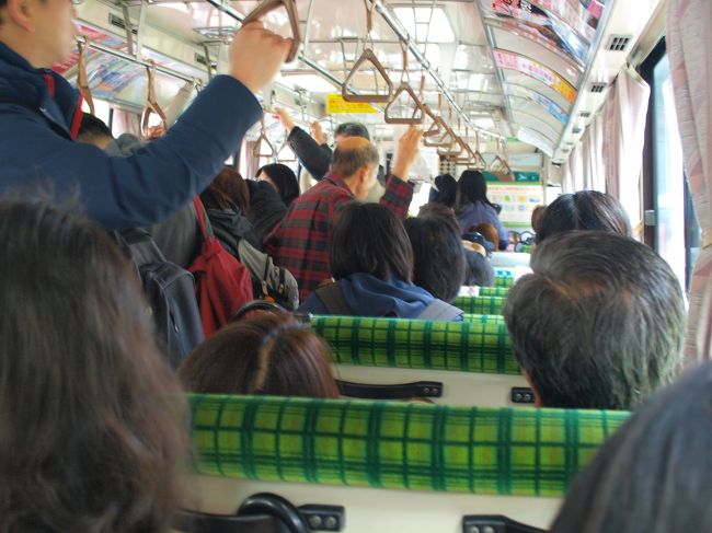 神戸空港発の帰りの飛行機に乗り遅れるわけにはいかない。<br />そこで考えた作戦は、<br />奈良交通の吉野山臨時バスを利用し吉野中千本公園まで行く。<br />そこから歩いて吉野駅まで戻る。<br />というもの。<br />臨時バス始発の近鉄吉野駅８：４０発に乗る。<br />車内は混雑し立っている人も多い。<br /><br />平成２８年度春の吉野山臨時バス時刻表<br />http://www.town.yoshino.nara.jp/kanko-event/narakoutsurinji.pdf