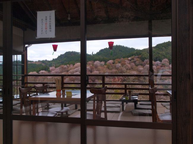 途中に景色のよい食事処があった。<br />「うちは一番景色のよい店ですよ、いかがですか」<br />と声をかけられた。