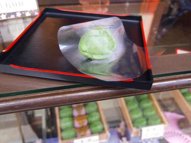 一つ目の驚き。<br />意外だったのは買い食いができることだ。<br />早速、できたての草餅を食べ歩き。<br />桜餅は帰りの電車でいただいた。