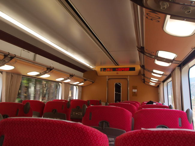 特急車両で缶ビールをぷは〜とごくごくしながら帰った。<br />花見のあとのビールも最高だ。