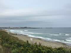 車に戻り、大洗方面へ向かいます。

海なし県から来たので、やはり昼食は海鮮系かと。ですが那珂湊はどこも激混みなので、そこには近寄りません。

大洗の街にあるお店まで、あえて阿字ヶ浦〜平磯〜大洗公園の海沿いを走って向かいます。